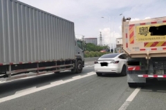 中国特斯拉车主卑微维权：完全自动驾驶差点要了命