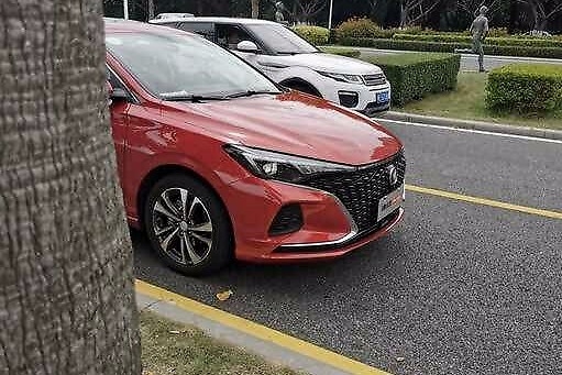 试驾：长安逸动PLUS城市路段可佛系，赛道加分，不是家轿那么简单