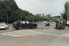 面包车越线转弯与劳斯莱斯碰撞，定损超200万！网友：这次要卖房了