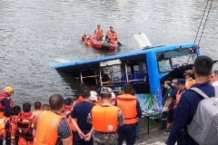 贵州公交车坠湖已致21人死，车上有高考学生