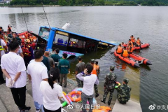 贵州安顺公交坠湖事件梳理，静待调查结果公布