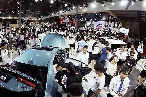 重庆车展再次上演“全武行”：汽车销售真的是拿命在卖车