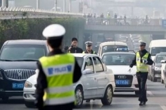 刚提新车就被扣3分，车主怒怼交警：出厂自带的，凭啥罚我？