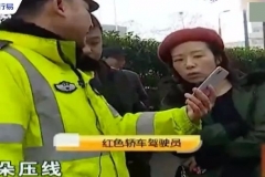 后视镜压线也算违章？车主：还有什么是不能罚的？