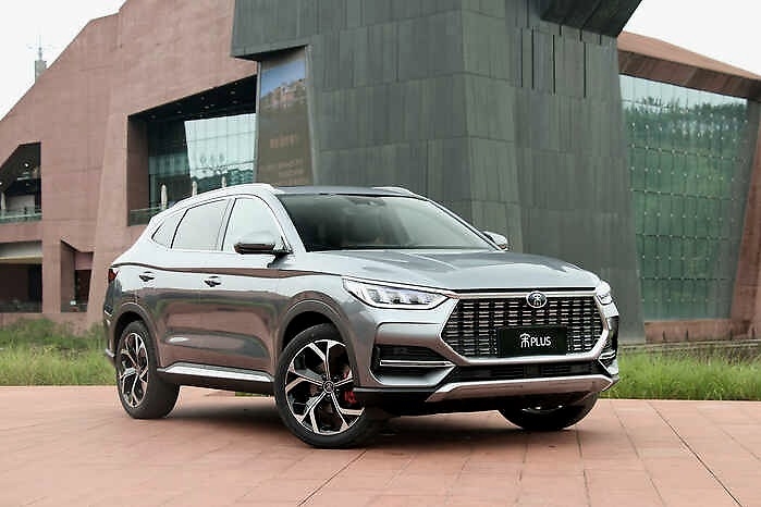 比亚迪宋PLUS燃油版实拍：全新中型SUV，预定爆款席位