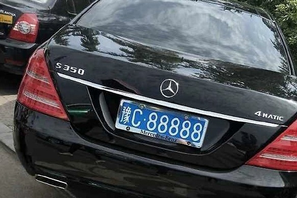 洛阳最牛奔驰S350，88888车牌价值百万，车主靠摆地摊起家