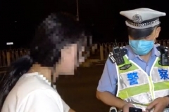 俩女骑因不按规定安装号牌被罚200，记12分