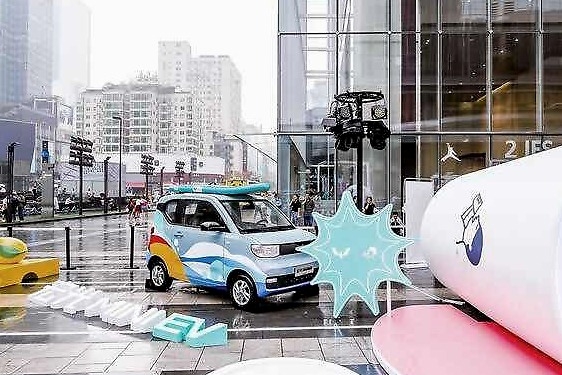 除了宏光MINI EV，还有宏光侠！五菱在成都车展和喜茶玩起来了