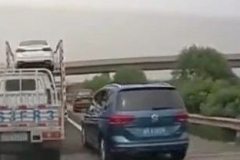 大众走应急车道插队，遭视频车灵魂拷问，结局舒服了 | 小视频