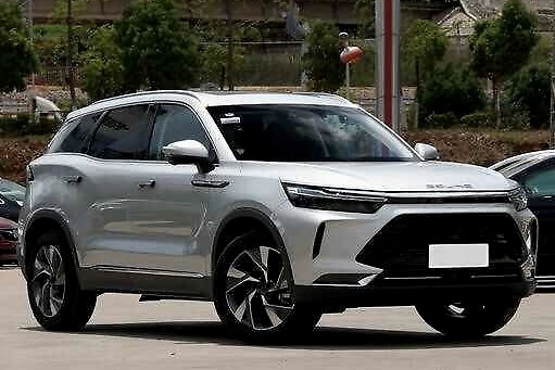 BEIJING-X7亮点解析，车内三块屏，轴距2米8，贯穿式尾灯很靓