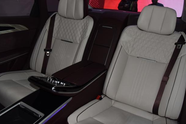 红旗H9终于上街了！比奥迪A6L更豪华，售价如此亲民，还看啥5系