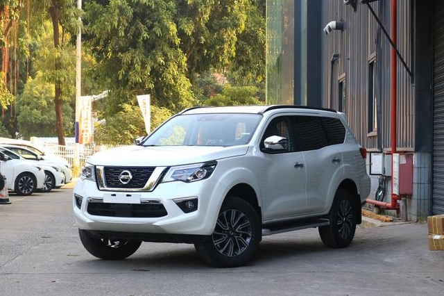 它号称“小途乐”，20多万，坐姿比陆巡高，2.5L+7AT，2.5把锁