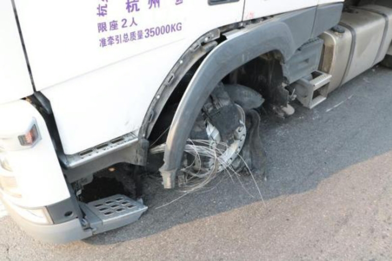 大货车爆胎把旁边奥迪吓熄火了？即无接触也无刮痕连交警都懵了！