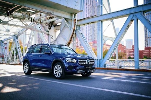 尺寸比Q3大，奔驰GLB低版本1.3T拥有136马力，或售28万愿买不？