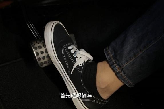 老司机经验：刹车“点刹”更安全，最忌一脚踩到底？