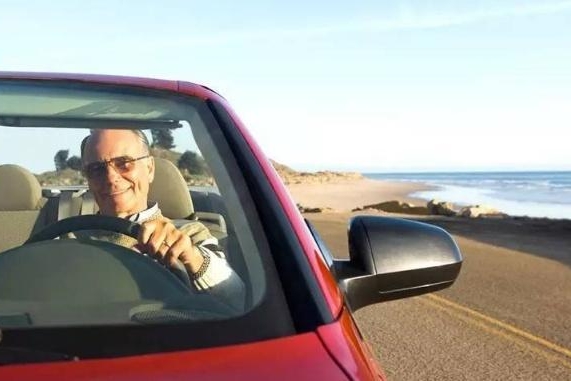 开自动挡车做这3件事，可能会损伤汽车，有些车主或许不知道