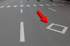 车道路面标记眼花缭乱，很多车主不了解，网友：科目一真没有