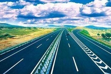 高速上遇到石块，到底该开过去还是绕开？老司机或能告诉你答案