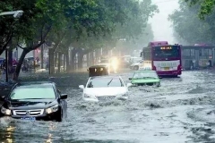 在暴雨天开车，知道这些用车技巧可以减少涉水的隐患