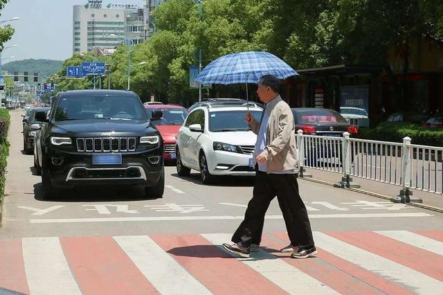 礼让斑马线容易造成堵车，专家建议取消，你赞同吗？