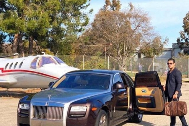 开豪车和坐豪车有啥区别？老司机：身份区别大了