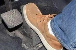 油门突然被卡住了到底该咋办？这几招可救命！