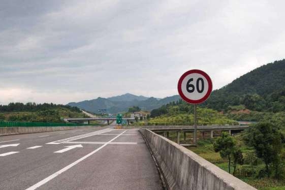 这4种超速以后将不扣分不罚款，高速终于敢踩油门了