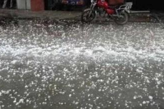 开车突遇冰雹，学会这五招，或许可以帮助你应付