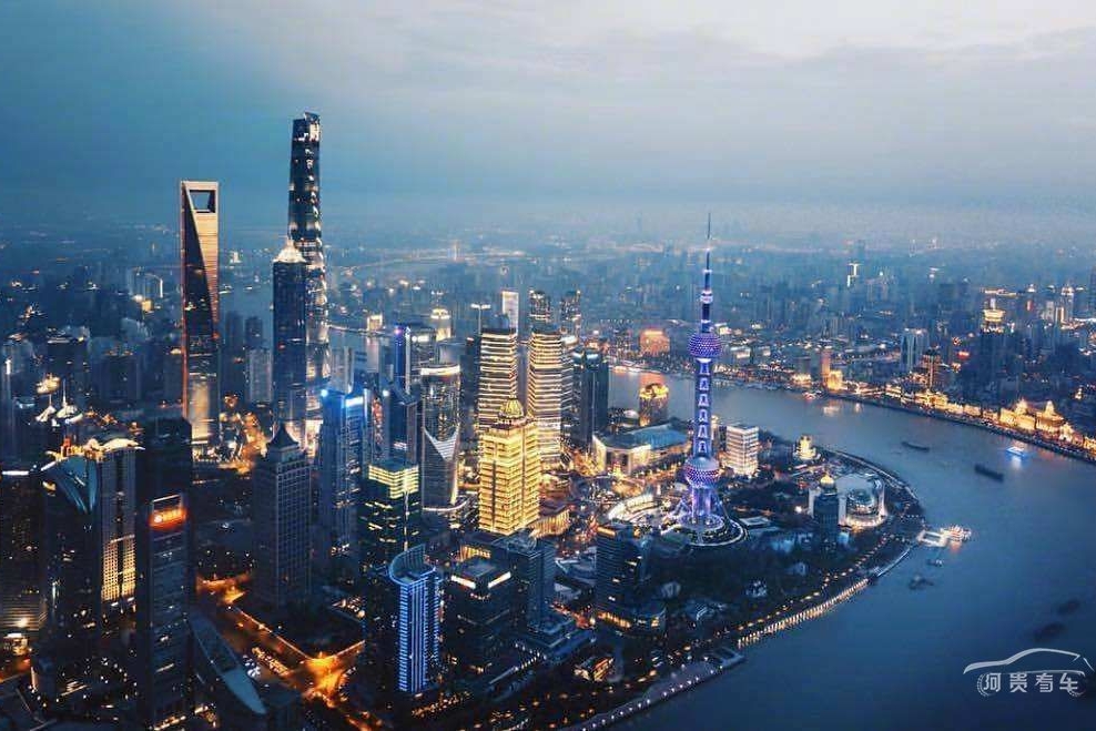 红旗首款豪华B级SUV，搭载2.0T+6AT动力，还配双12.3寸液晶连屏