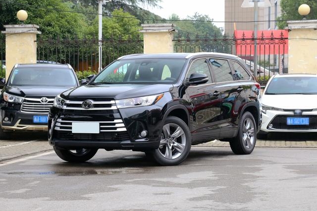 这车侧身跟汉兰达太像了！七座买汉兰达不如买它，一箱油能跑800Km