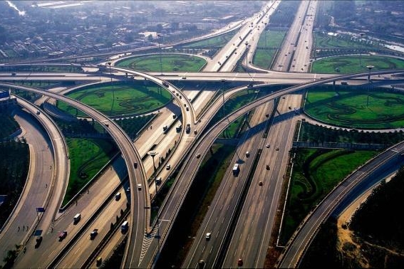 SUV和轿车在高速上的表现都有哪些差距？这些你可能需要知道