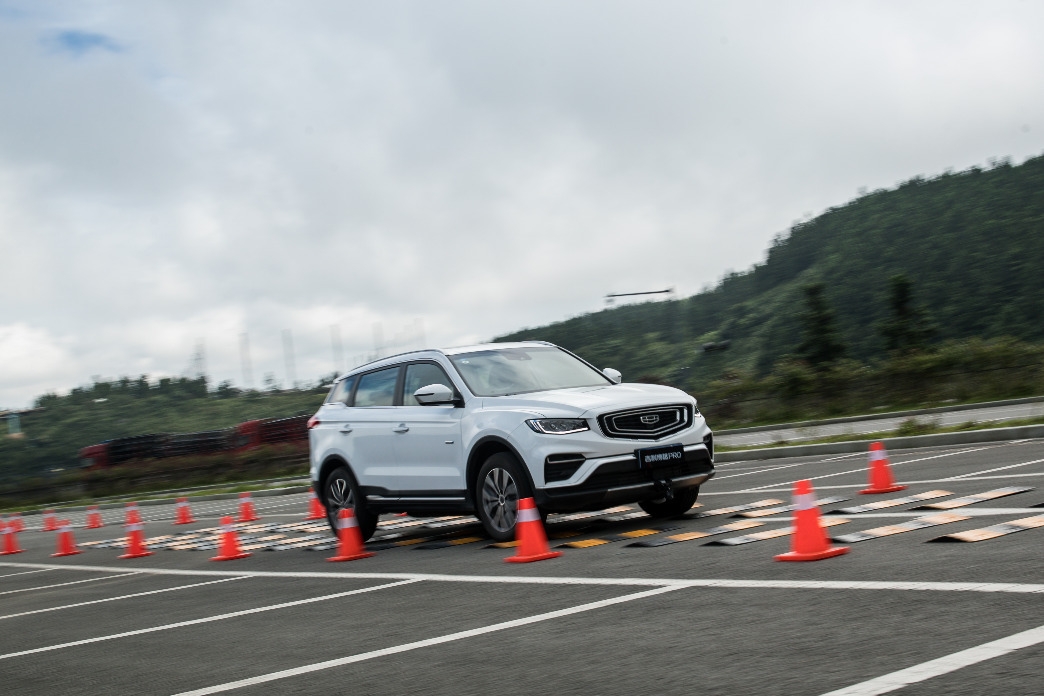 为什么说博越PRO是“最好开”的SUV？试试不就知道了吗