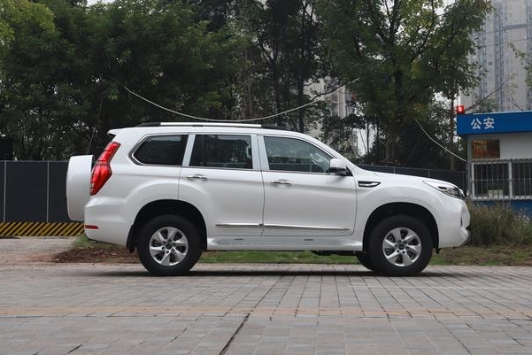 普拉多是好但也贵，这车配四驱+3把锁，沙漠雪地来去自如仅20多万