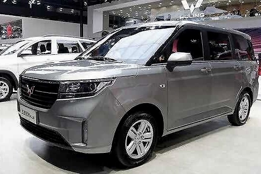 五菱玩出高级感，四座配航空椅，宏光变身埃尔法，人民的高端MPV