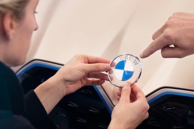 换LOGO正流行，宝马换上全新配色蓝白车标