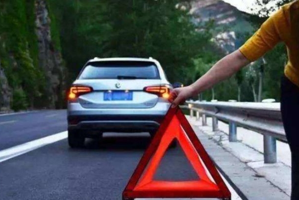 应急车道换轮胎被记6分，车主质问：爆胎还不算应急？