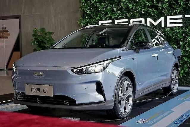 C位青年的第一辆新电动SUV，实拍几何C