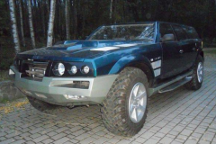 俄罗斯打造的巨型SUV，1米8站旁边像小人，引擎源于装甲车