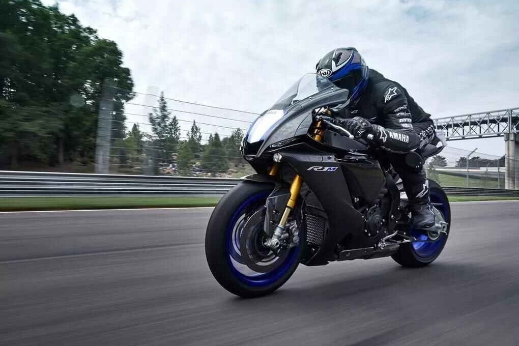 浅析雅马哈跑车王，2020款YZF-R1M