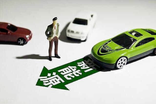 新能源车上半年销量大降近四成，传统车企和新势力谁能坚持下去？
