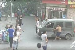 偷车贼驾车逃蹿撞伤路人，法院却判车主赔6万，网友炸了