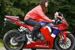 本田新款CBR600RR仿赛跑车实车图公布，坐高很亲民啊