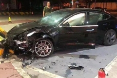 这是要去加油吗？上海一特斯拉Model 3失控撞进加油站