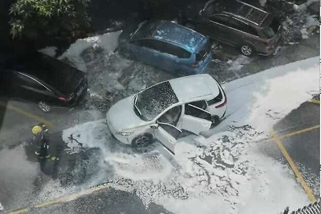 小鹏汽车上市前夕遇考验 G3街头自燃疑因磕碰电池包受损