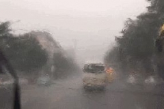 雨季来临，前档玻璃“越刮越模糊”，老司机们都用这个技巧解决