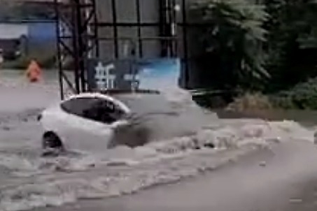 比SUV还横！特斯拉当潜艇开，就不怕漏电？