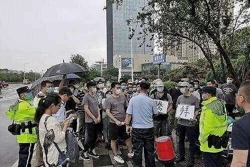 员工聚集维权！拜腾崩盘后的“一地烂摊子”，谁来接盘？