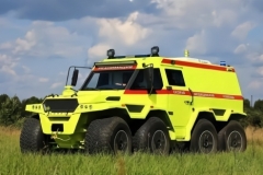 俄罗斯推出8X8的8轮越野救护车，网友：毛子造的车确实够狠