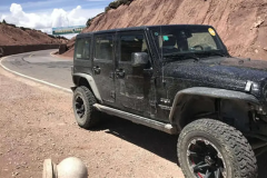 川藏线被遗弃的豪车不知几何，为啥没人敢捡？当地人：你可以试试