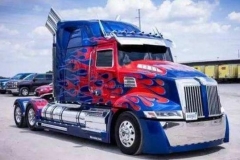 为什么美国卡车排气管朝上，国内却朝向地面？车主：为了保命